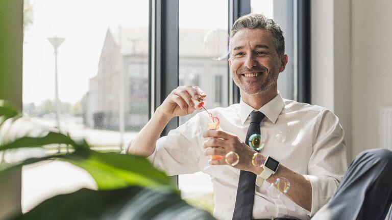 Headermotiv Happy Businessman